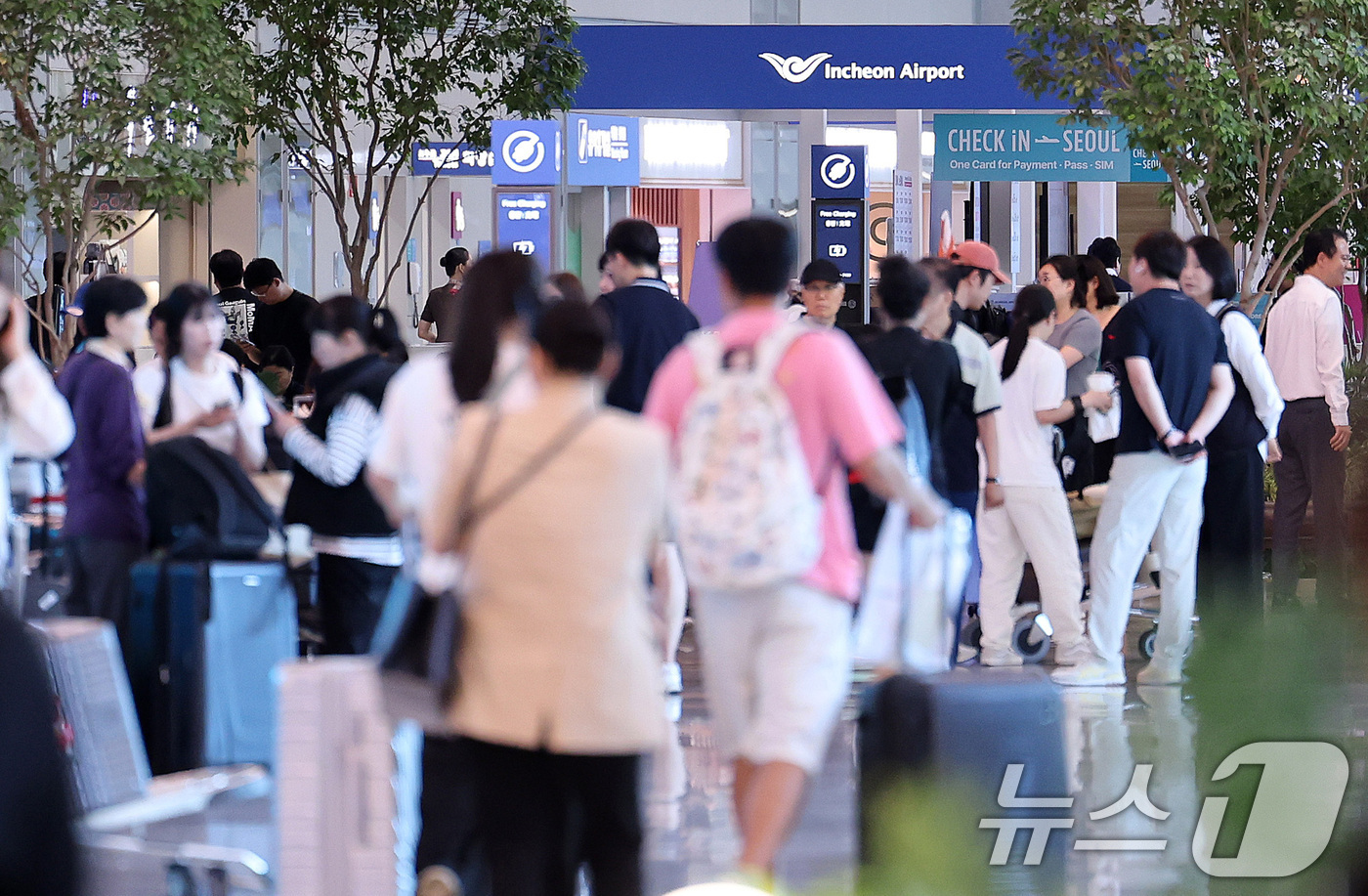 (인천공항=뉴스1) 박지혜 기자 = 7일 오후 인천국제공항 제2여객터미널이 여객들로 북적이고 있다.2001년 개항한 인천국제공항은 개항 25년 3개월 만에 누적여객 10억 명을 달 …