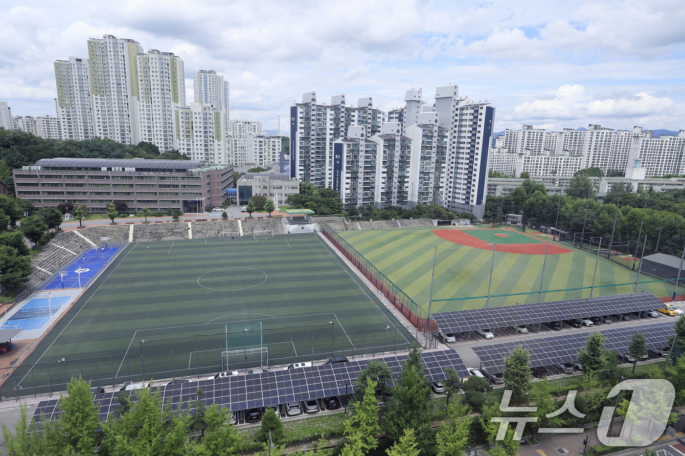 (서울=뉴스1) 박정호 기자 = 7일 오후 서울시 강동구 배재고등학교 내 야구장과 축구장이 조용한 모습을 보이고 있다.배재고 선수들은 지난달 29일 서울 목동구장에서 열린 제81회 …