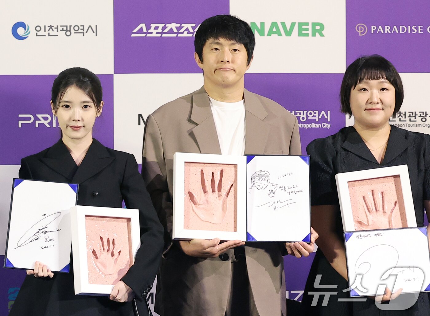 기안84, 좌 아이유·우 이수지…청룡 2025 감사합니다