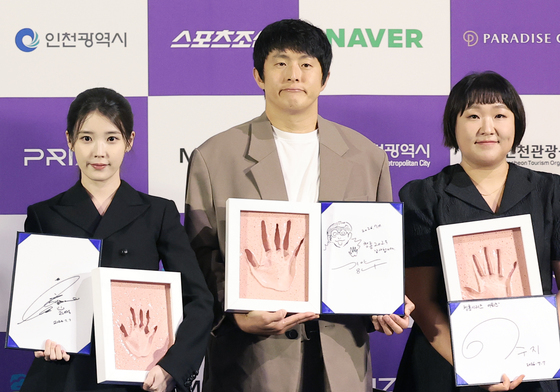 기안84, 좌 아이유·우 이수지…청룡 2025 감사합니다