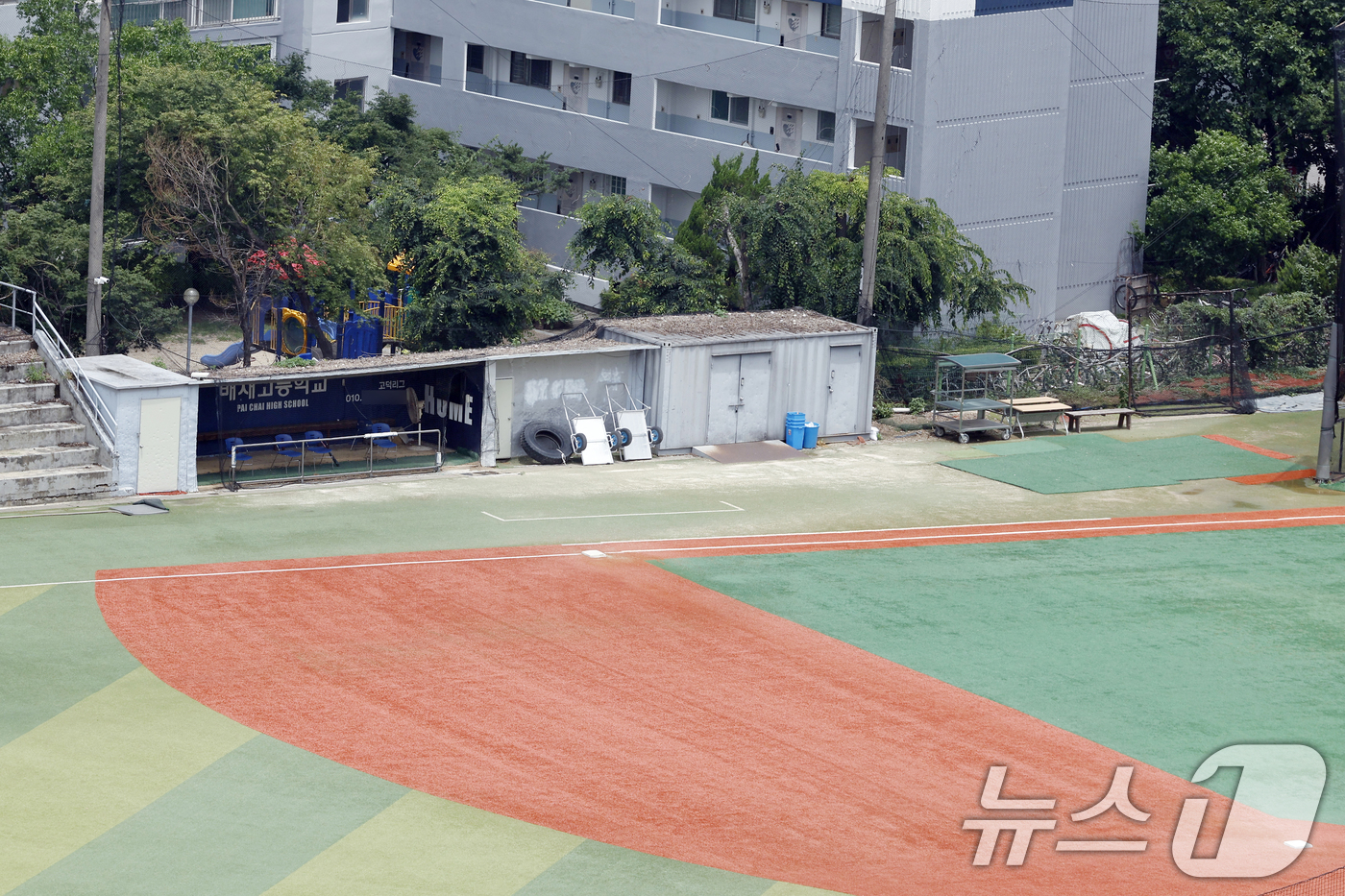 (서울=뉴스1) 박정호 기자 = 7일 오후 서울시 강동구 배재고등학교 내 야구장에 적막감이 감돌고 있다.배재고 선수들은 지난달 29일 서울 목동구장에서 열린 제81회 청룡기 전국고 …