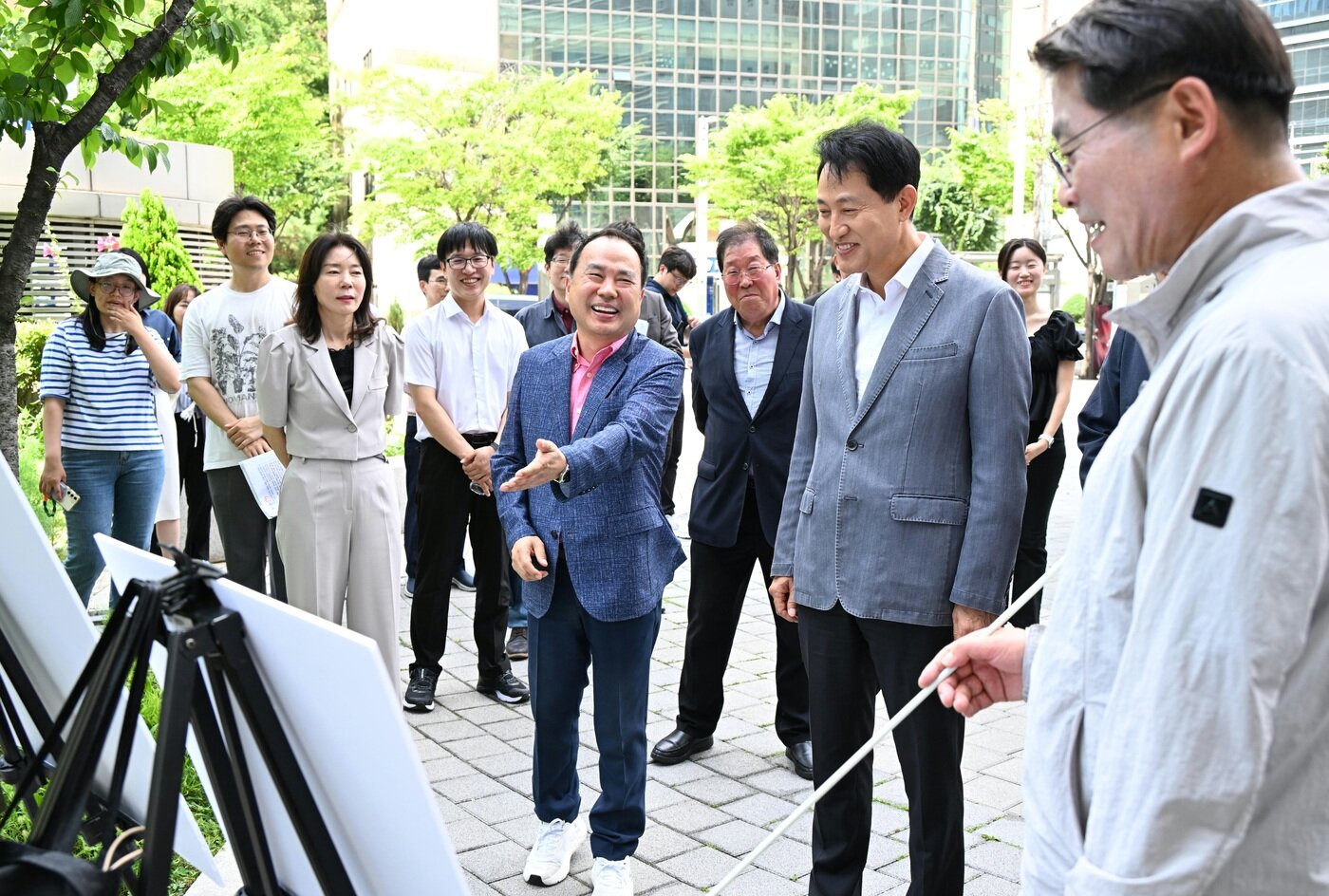 본문 이미지 - 오세훈 서울시장이 7일 구로구 디지털로 일대에 조성된 가로숲정원을 둘러보고 있다.