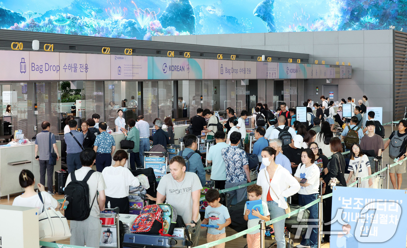 (인천공항=뉴스1) 박지혜 기자 = 7일 오후 인천국제공항 제2여객터미널이 여객들로 북적이고 있다.2001년 개항한 인천국제공항은 개항 25년 3개월 만에 누적여객 10억 명을 달 …