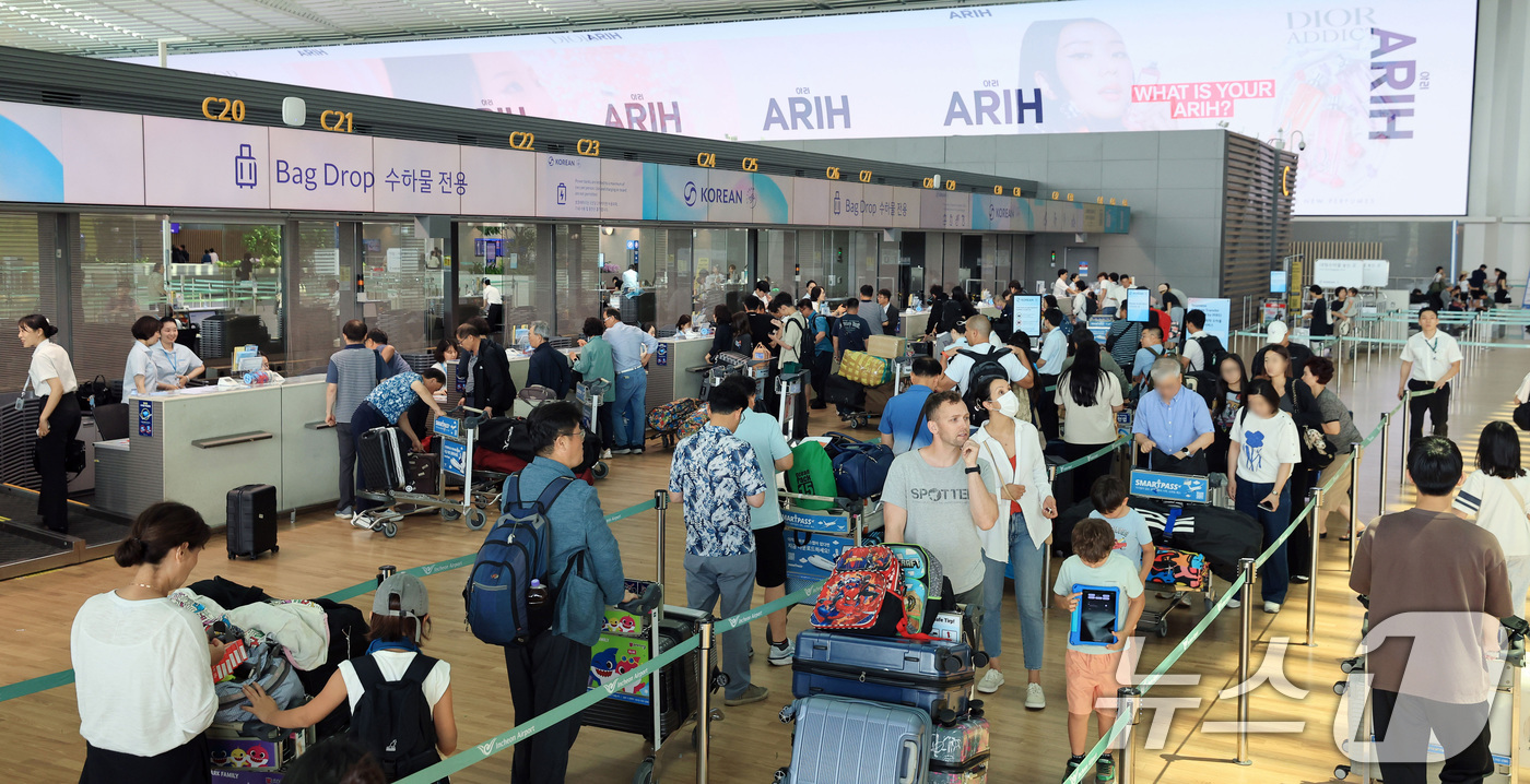 (인천공항=뉴스1) 박지혜 기자 = 7일 오후 인천국제공항 제2여객터미널이 여객들로 북적이고 있다.2001년 개항한 인천국제공항은 개항 25년 3개월 만에 누적여객 10억 명을 달 …