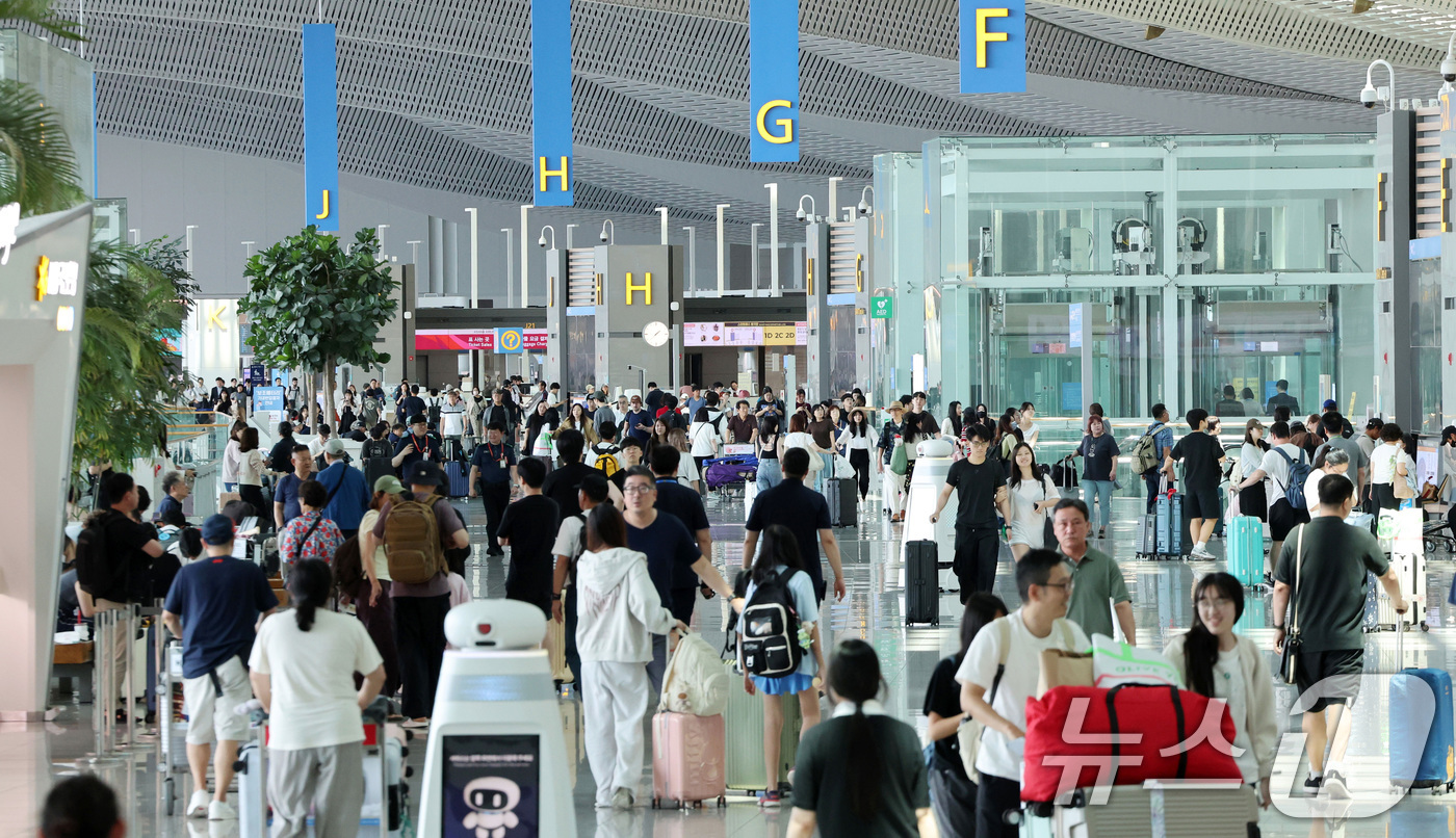 (인천공항=뉴스1) 박지혜 기자 = 7일 오후 인천국제공항 제2여객터미널이 여객들로 북적이고 있다.2001년 개항한 인천국제공항은 개항 25년 3개월 만에 누적여객 10억 명을 달 …