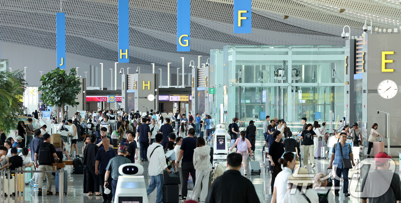 (인천공항=뉴스1) 박지혜 기자 = 7일 오후 인천국제공항 제2여객터미널이 여객들로 북적이고 있다.2001년 개항한 인천국제공항은 개항 25년 3개월 만에 누적여객 10억 명을 달 …