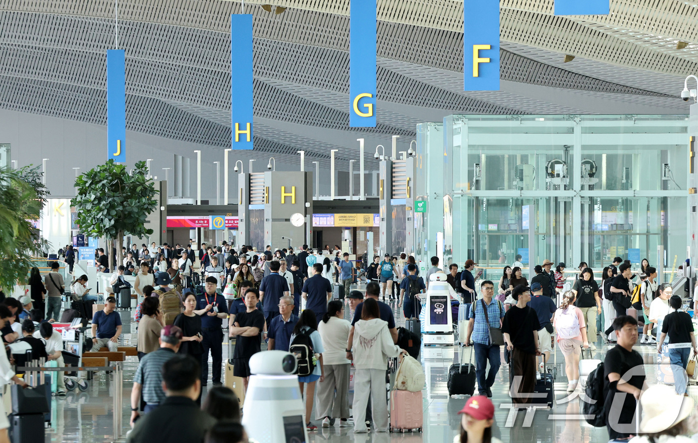 (인천공항=뉴스1) 박지혜 기자 = 7일 오후 인천국제공항 제2여객터미널이 여객들로 북적이고 있다.2001년 개항한 인천국제공항은 개항 25년 3개월 만에 누적여객 10억 명을 달 …
