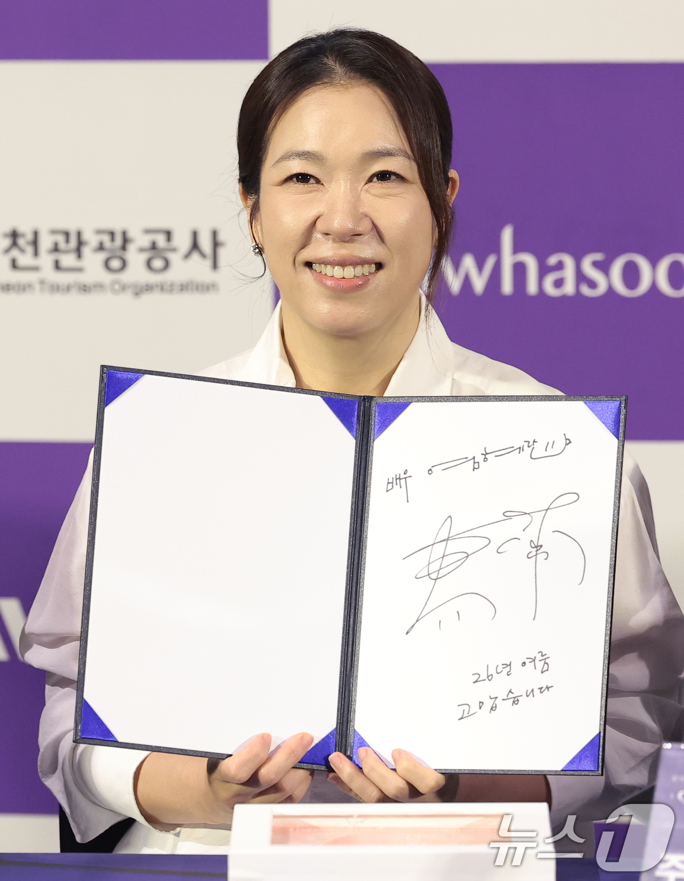 (서울=뉴스1) 권현진 기자 = 배우 염혜란이 7일 서울 용산구 CGV용산아이파크몰에서 열린 제5회 청룡시리즈어워즈 핸드프린팅 행사에서 포즈를 취하고 있다. 2026.7.7/뉴스1 …