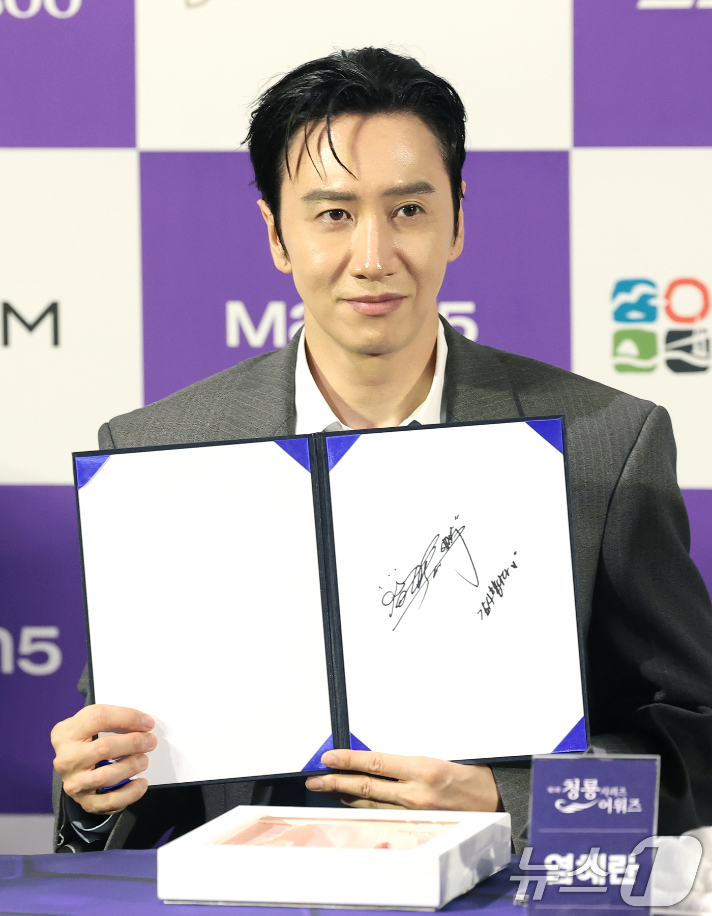 (서울=뉴스1) 권현진 기자 = 배우 이광수가 7일 서울 용산구 CGV용산아이파크몰에서 열린 제5회 청룡시리즈어워즈 핸드프린팅 행사에서 포즈를 취하고 있다. 2026.7.7/뉴스1 …