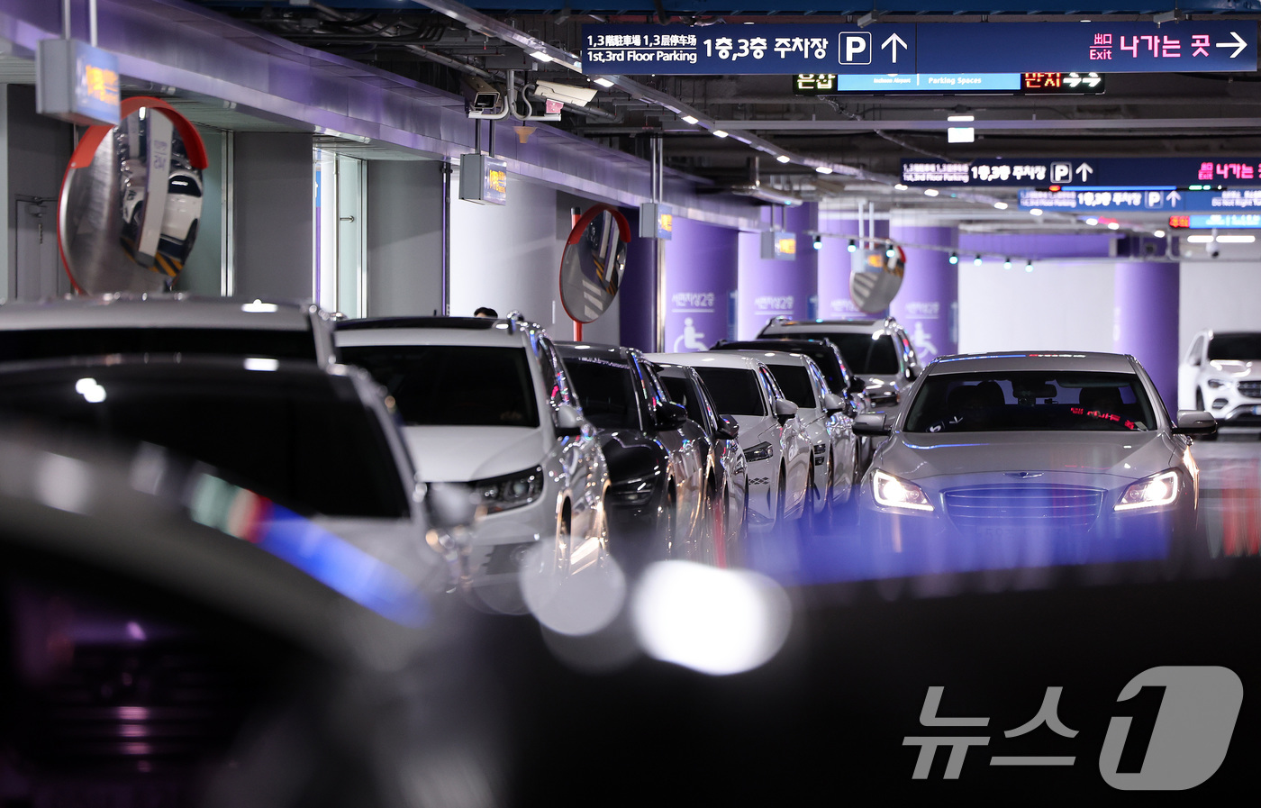 (인천공항=뉴스1) 박지혜 기자 = 7일 오후 인천국제공항 제2여객터미널 단기주차장이 차량들로 북적이고 있다.인천국제공항공사는 만성적인 공항 주차난 해소를 위해 다음 달부터 상주직 …