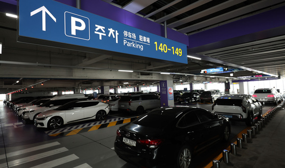 인천공항 주차 개편에 승무원 반발…"효율" vs "안전" 정면충돌