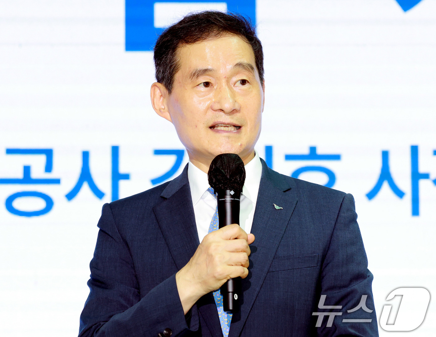 (인천공항=뉴스1) 박지혜 기자 = 김범호 인천국제공항공사 사장직무대행이 7일 인천국제공항 2터미널에서 열린 '인천공항 누적 여객 10억명 달성 기념식'에서 기념사를 하고 있다.( …