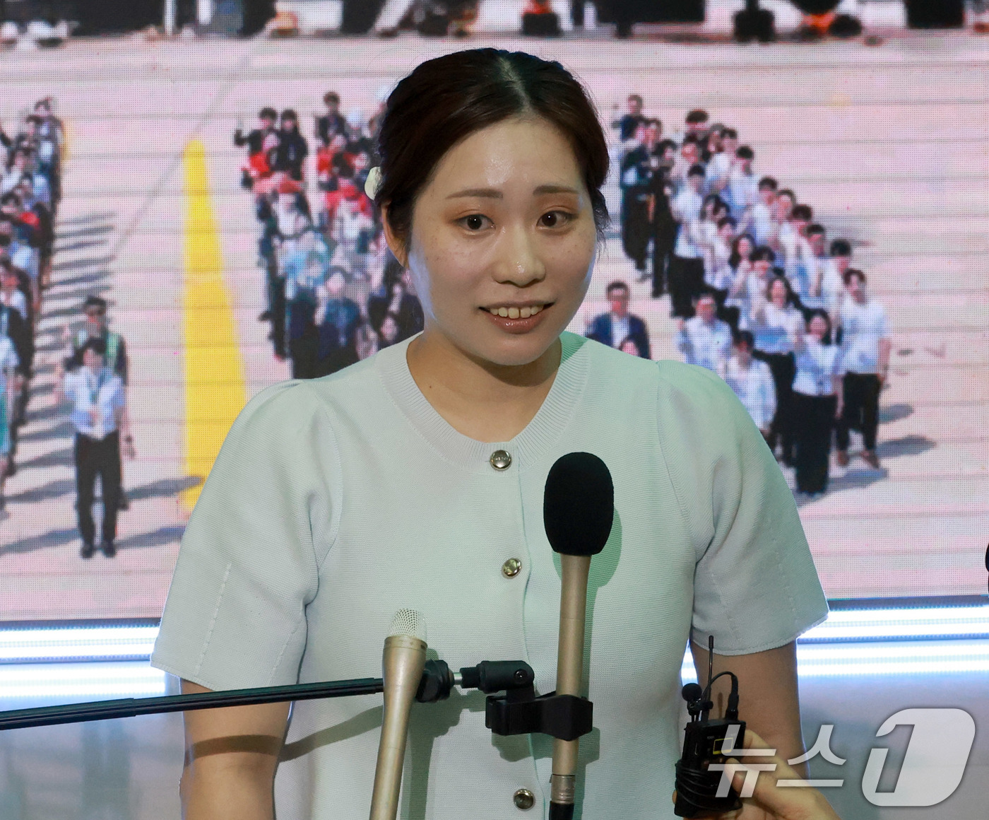 (인천공항=뉴스1) 박지혜 기자 = 7일 오후 인천국제공항 제2여객터미널에서 열린 '인천공항 누적여객 10억 명 달성 기념행사'에서 10억 번째 여객인 일본인 하라 아야카씨가 인터 …