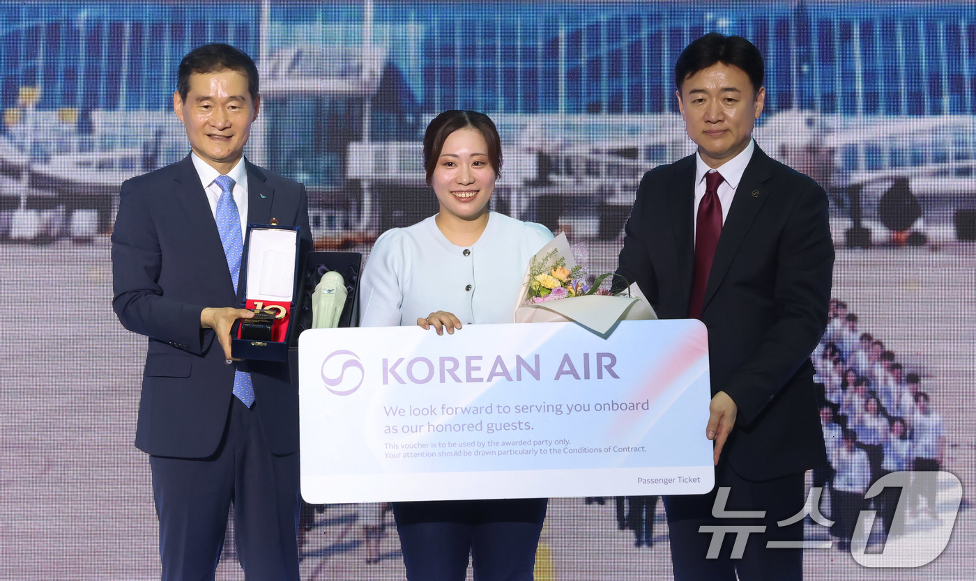 (인천공항=뉴스1) 박지혜 기자 = 7일 오후 인천국제공항 제2여객터미널에서 열린 '인천공항 누적여객 10억 명 달성 기념행사'에서 김범호(왼쪽) 인천국제공항 사장 직무대행이 10 …