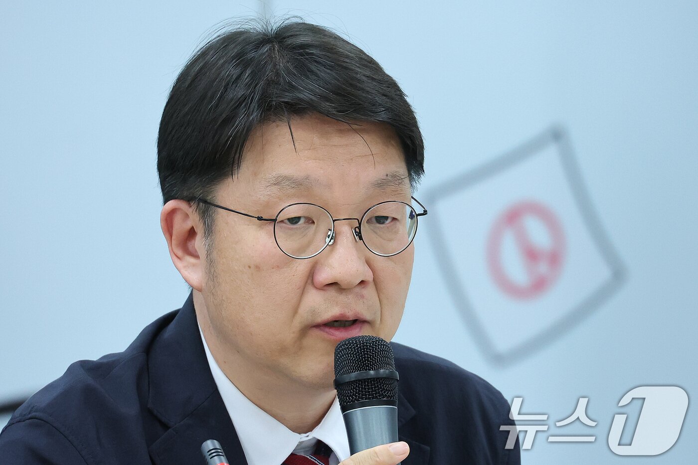 본문 이미지 - 김범진 서울시선거관리위원회 사무처장이 7일 서울 종로구 서울시선거관리위원회에서 열린 전국동시지방선거 투표용지 부족사태 등 국민참정권 침해 진상규명 및 선거관리 개혁을 위한 국정조사특별위원회 현장조사에서 의원 질의에 답변하고 있다. 2026.7.7 ⓒ 뉴스1 신웅수 기자