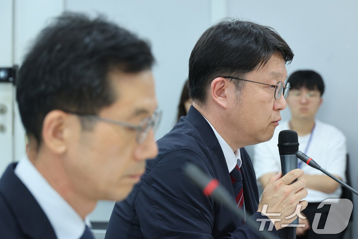 본문 이미지 - 김범진 서울시선거관리위원회 사무처장이 7일 서울 종로구 서울시선거관리위원회에서 열린 전국동시지방선거 투표용지 부족사태 등 국민참정권 침해 진상규명 및 선거관리 개혁을 위한 국정조사특별위원회 현장조사에서 의원 질의에 답변하고 있다. 2026.7.7 ⓒ 뉴스1 신웅수 기자