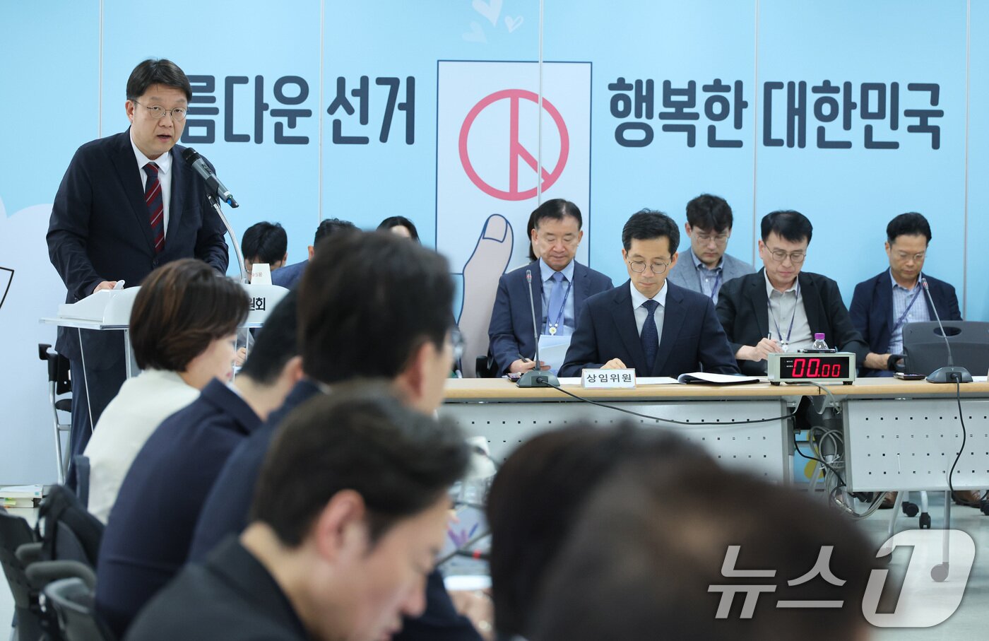 본문 이미지 - 김범진 서울시선거관리위원회 사무처장이 7일 서울 종로구 서울시선거관리위원회에서 열린 전국동시지방선거 투표용지 부족사태 등 국민참정권 침해 진상규명 및 선거관리 개혁을 위한 국정조사특별위원회 현장조사에서 업무보고를 하고 있다. 2026.7.7 ⓒ 뉴스1 신웅수 기자
