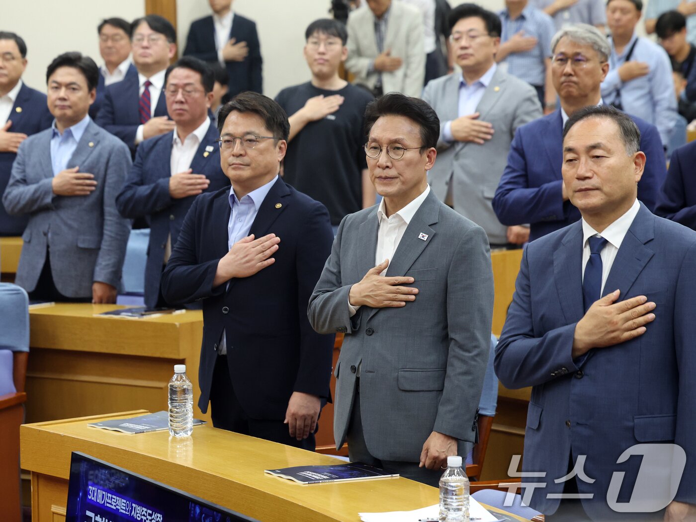 본문 이미지 - 더불어민주당 당권 주자인 김민석 전 국무총리가 7일 오후 서울 여의도 의원회관에서 열린 '균형발전을 넘어 지방주도성장으로' 토론회에서 국민의례를 하고 있다. 2026.7.7 ⓒ 뉴스1 황기선 기자