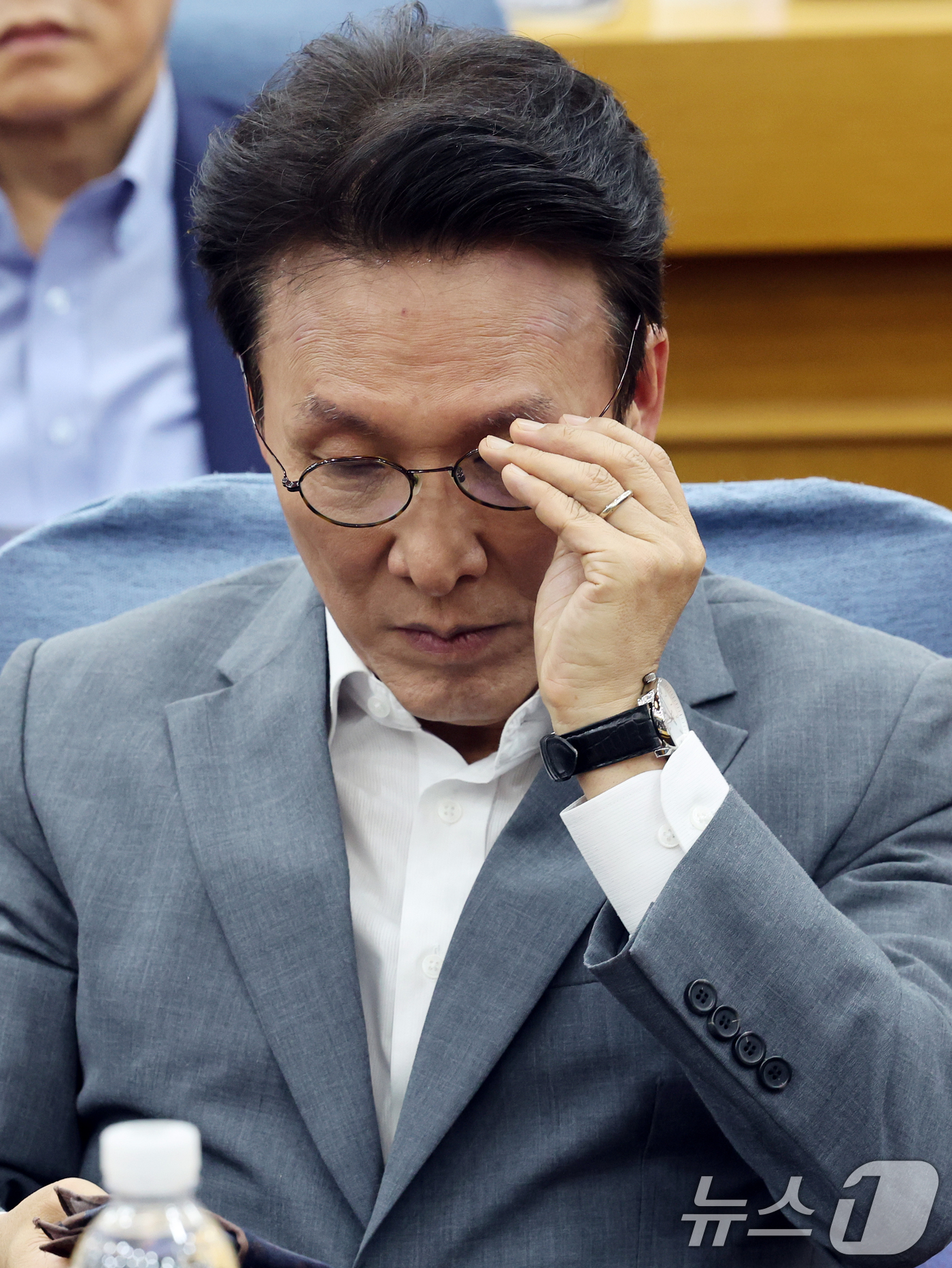 (서울=뉴스1) 황기선 기자 = 더불어민주당 당권 주자인 김민석 전 국무총리가 7일 오후 서울 여의도 의원회관에서 열린 '균형발전을 넘어 지방주도성장으로' 토론회에서 안경을 고쳐쓰 …