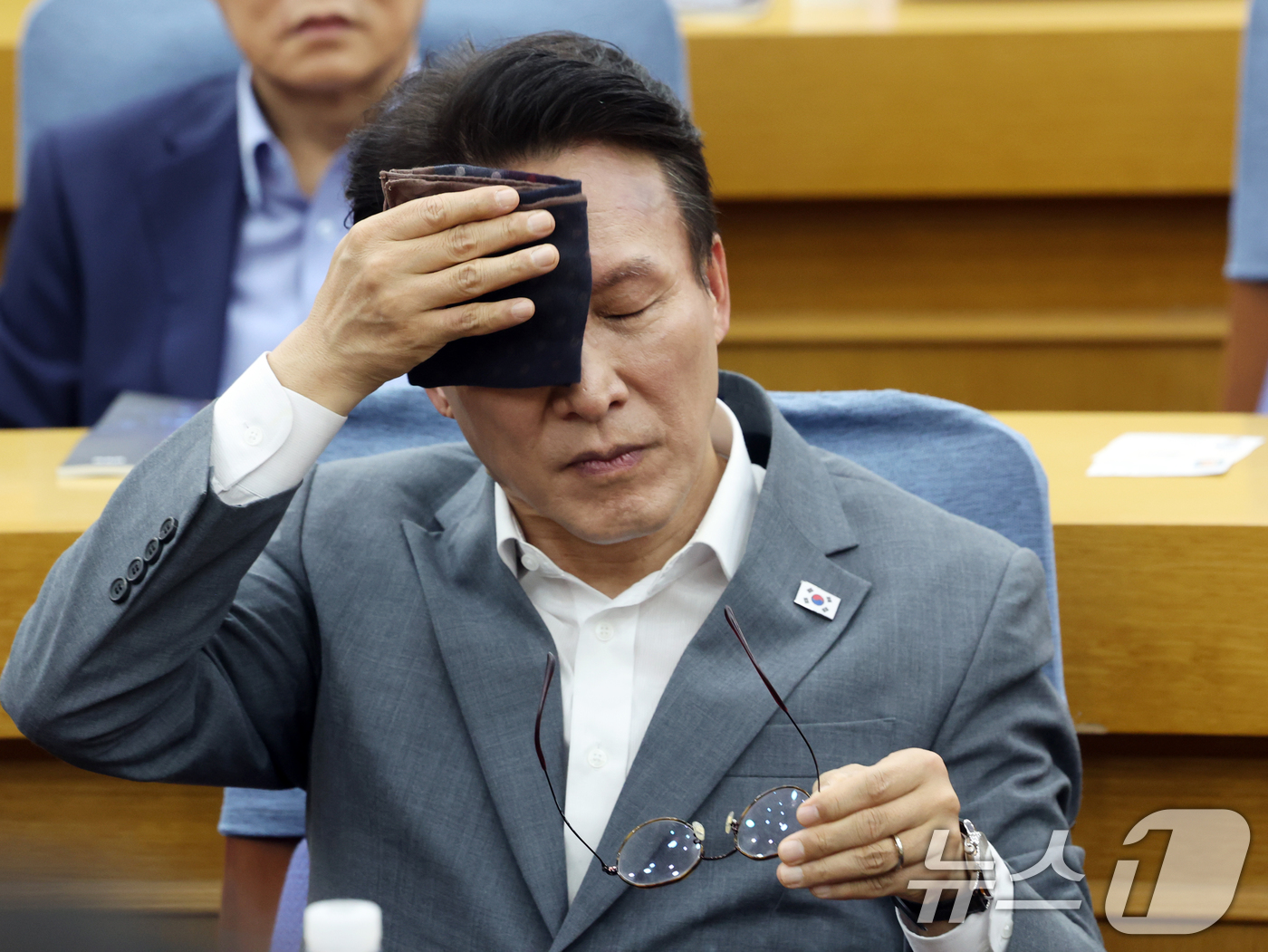 (서울=뉴스1) 황기선 기자 = 더불어민주당 당권 주자인 김민석 전 국무총리가 7일 오후 서울 여의도 의원회관에서 열린 '균형발전을 넘어 지방주도성장으로' 토론회에서 땀을 닦고 있 …