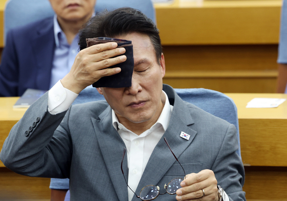 땀 닦는 김민석 전 총리
