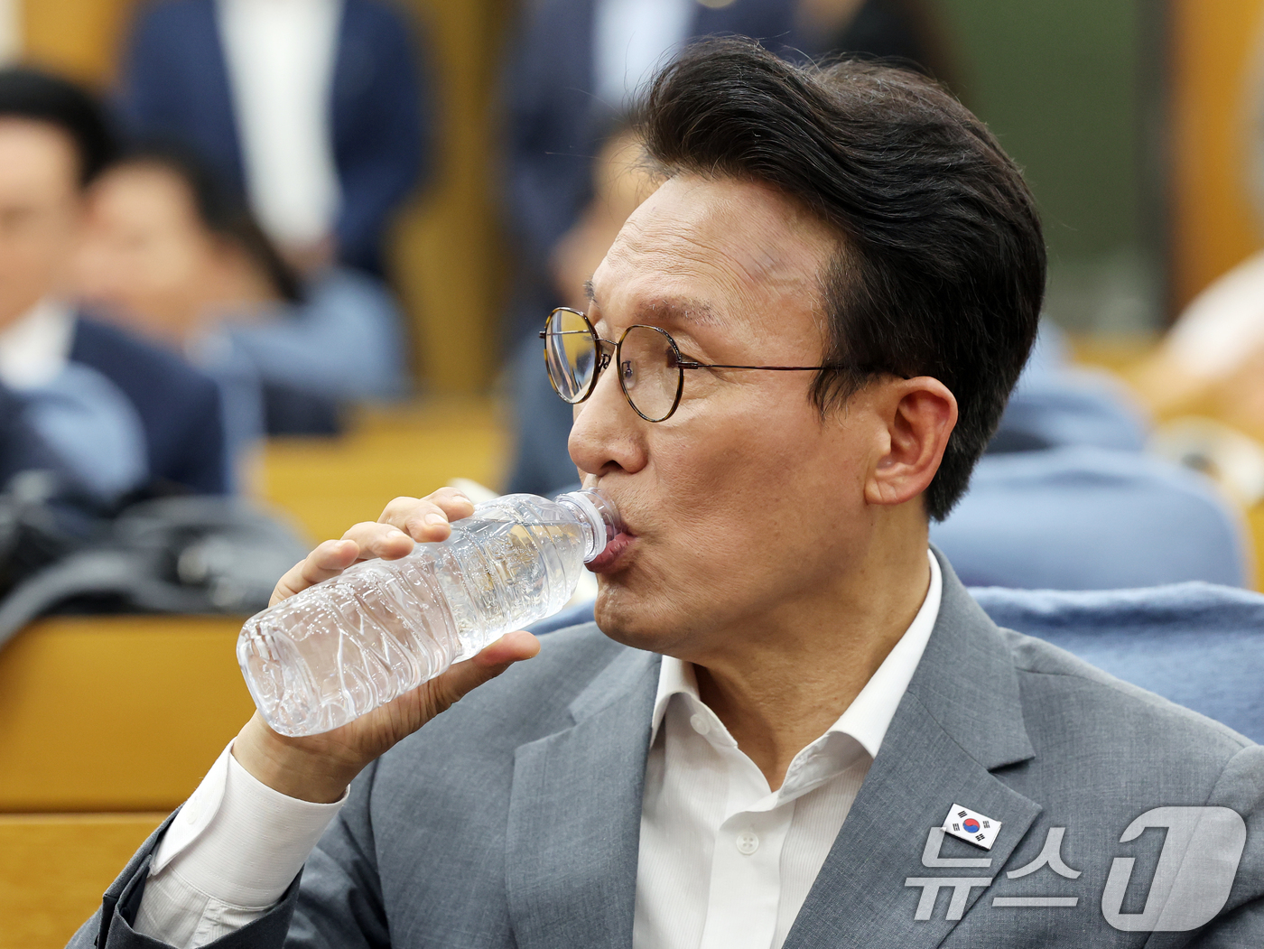 (서울=뉴스1) 황기선 기자 = 더불어민주당 당권 주자인 김민석 전 국무총리가 7일 오후 서울 여의도 의원회관에서 열린 '균형발전을 넘어 지방주도성장으로' 토론회에서 물을 마시고 …
