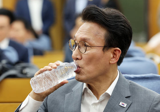 물 마시는 김민석 전 총리