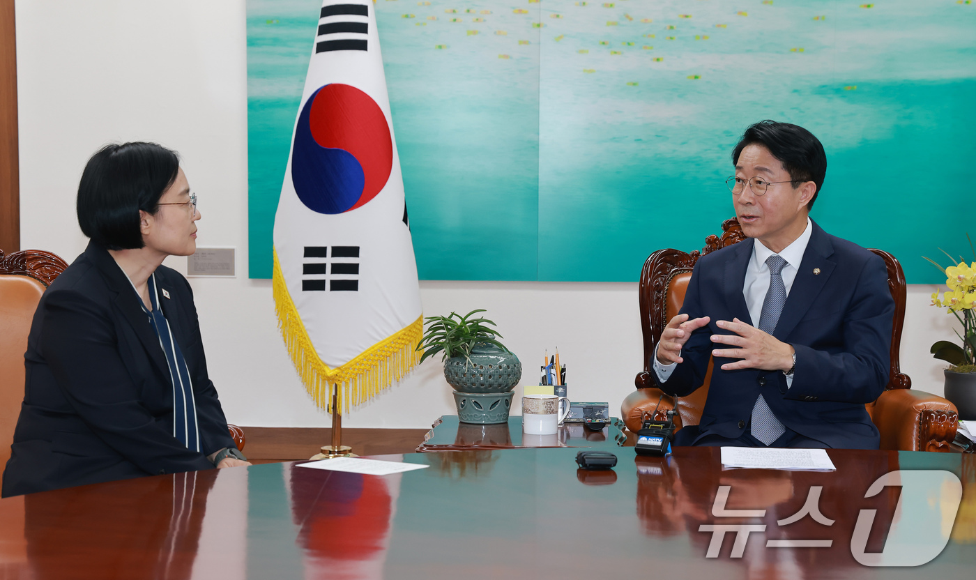(서울=뉴스1) 유승관 기자 = 조정식 국회의장이 7일 서울 여의도 국회에서 한성숙 국무총리를 접견하고 있다. (공동취재) 2026.7.7/뉴스1