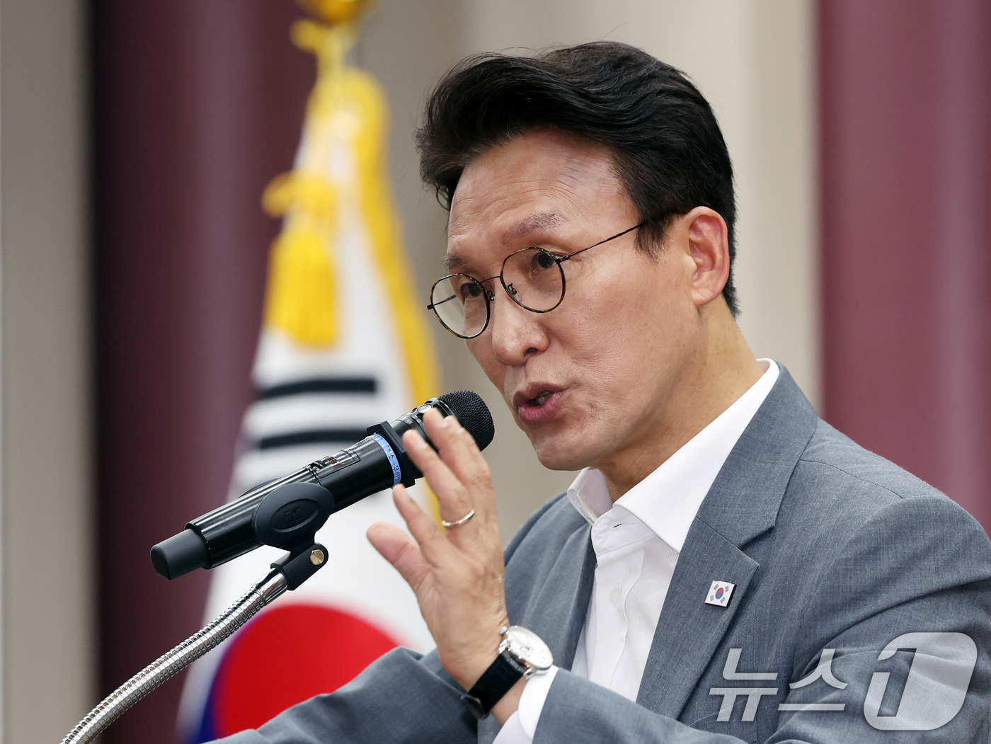 (서울=뉴스1) 황기선 기자 = 더불어민주당 당권 주자인 김민석 전 국무총리가 7일 오후 서울 여의도 의원회관에서 열린 '균형발전을 넘어 지방주도성장으로' 토론회에서 개회사를 하고 …