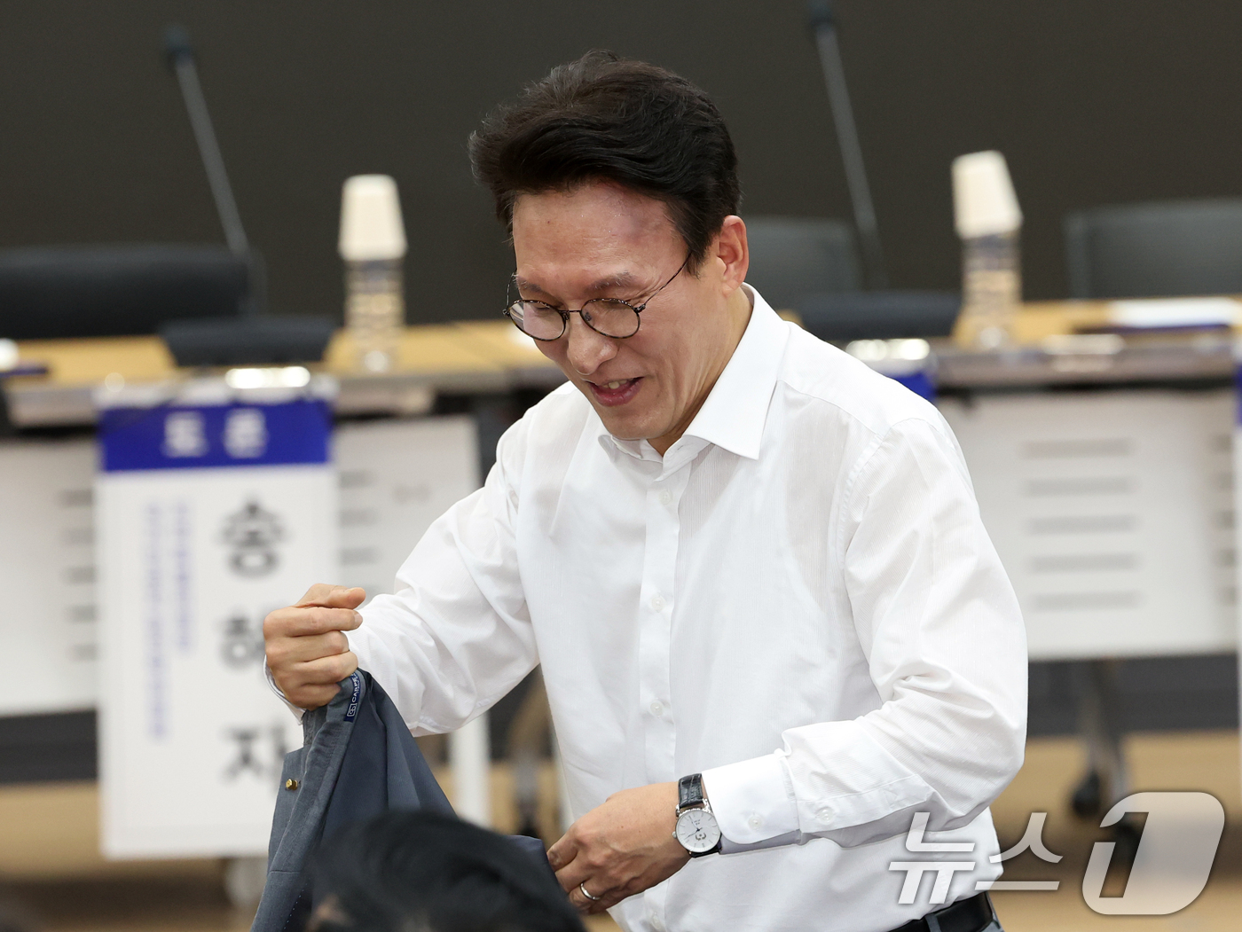 (서울=뉴스1) 황기선 기자 = 더불어민주당 당권 주자인 김민석 전 국무총리가 7일 오후 서울 여의도 의원회관에서 열린 '균형발전을 넘어 지방주도성장으로' 토론회에서 기념촬영을 마 …