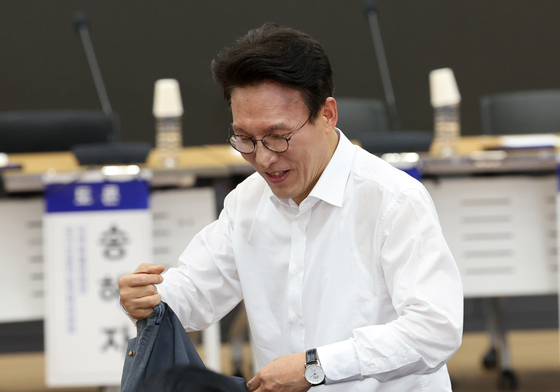 자리로 향하는 김민석 전 총리