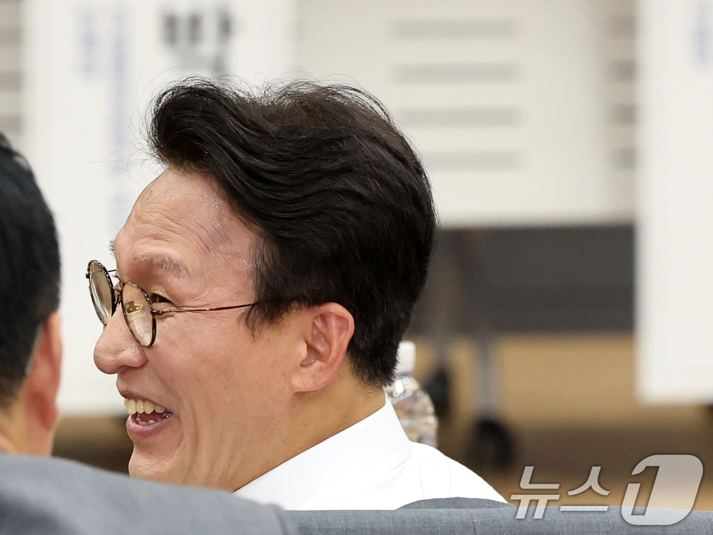 (서울=뉴스1) 황기선 기자 = 더불어민주당 당권 주자인 김민석 전 국무총리가 7일 오후 서울 여의도 의원회관에서 열린 '균형발전을 넘어 지방주도성장으로' 토론회에서 미소를 보이고 …