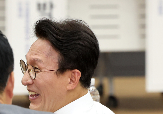 미소 보이는 김민석 전 총리