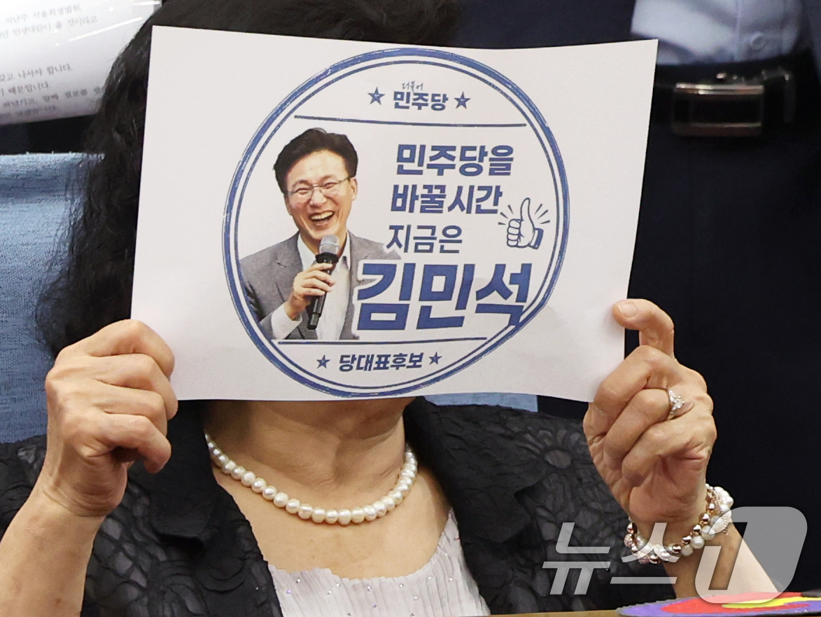 (서울=뉴스1) 황기선 기자 = 7일 오후 서울 여의도 의원회관에서 더불어민주당 당권 주자인 김민석 전 국무총리가 주최한 '균형발전을 넘어 지방주도성장으로' 토론회에서 참석자가 김 …