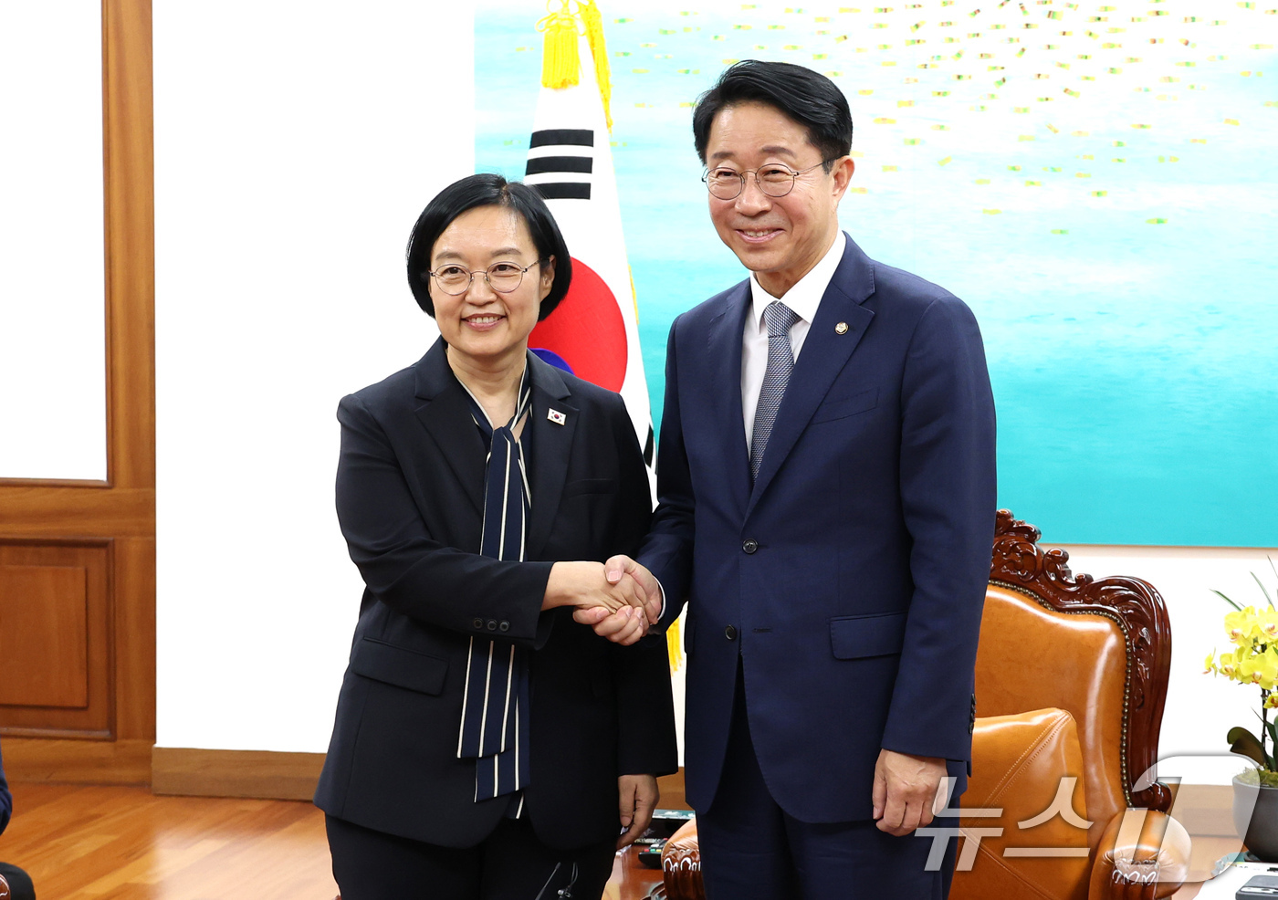 (서울=뉴스1) 유승관 기자 = 조정식 국회의장이 7일 서울 여의도 국회에서 한성숙 국무총리를 접견, 기념 촬영을 하고 있다. (공동취재) 2026.7.7/뉴스1