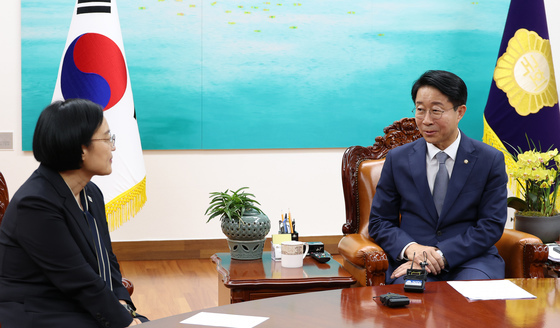 대화 나누는 한성숙 총리와 조정식 국회의장