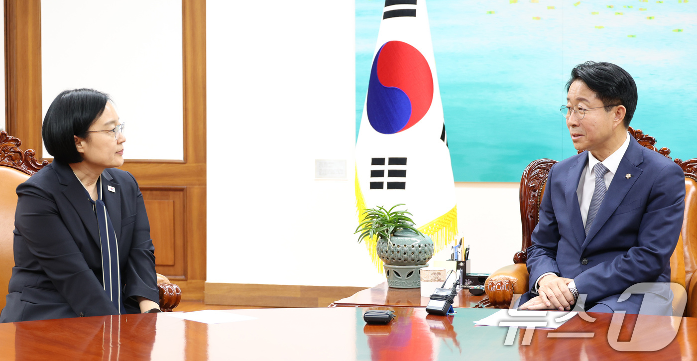 (서울=뉴스1) 유승관 기자 = 조정식 국회의장이 7일 서울 여의도 국회에서 한성숙 국무총리를 접견하고 있다. (공동취재) 2026.7.7/뉴스1