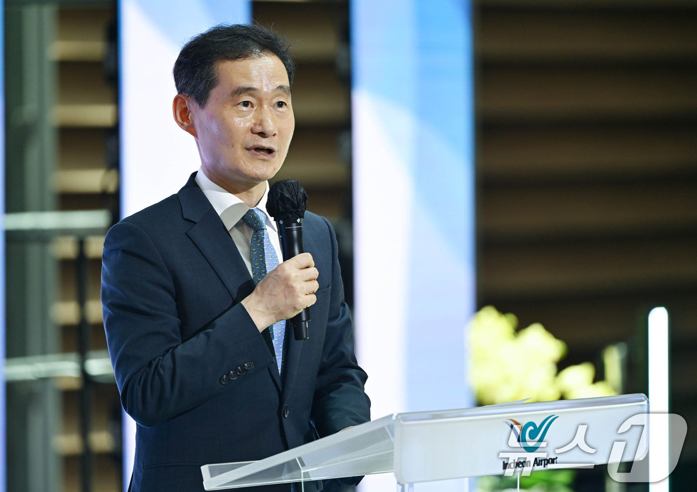 (인천공항=뉴스1) 박지혜 기자 = 김범호 인천국제공항공사 사장직무대행이 7일 인천국제공항 2터미널에서 열린 '인천공항 누적 여객 10억명 달성 기념식'에서 기념사를 하고 있다. …