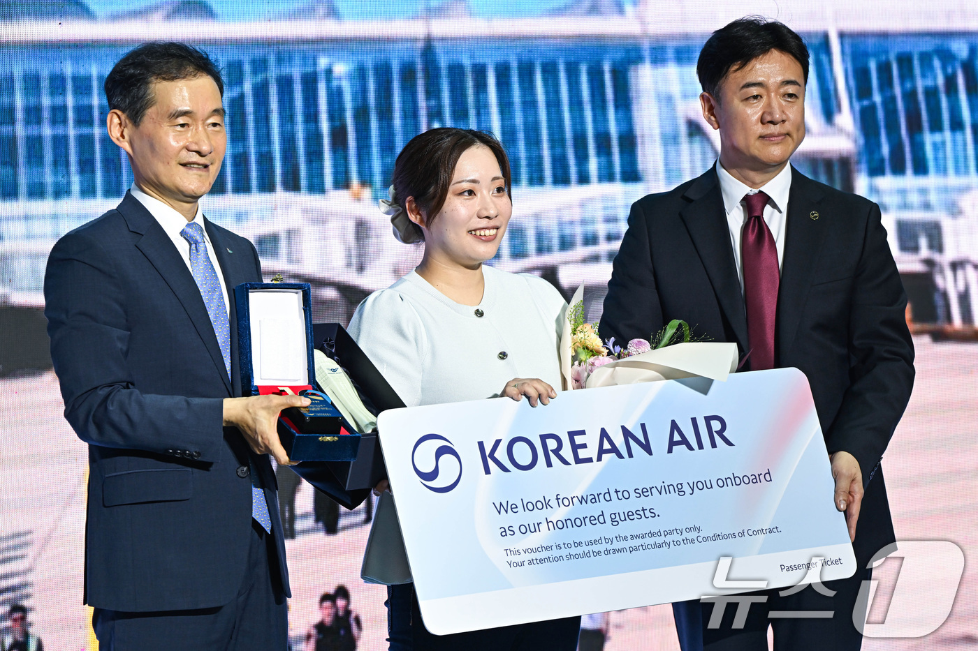 (인천공항=뉴스1) 박지혜 기자 = 7일 오후 인천국제공항 제2여객터미널에서 열린 '인천공항 누적여객 10억 명 달성 기념행사'에서 김범호(왼쪽) 인천국제공항 사장 직무대행이 10 …