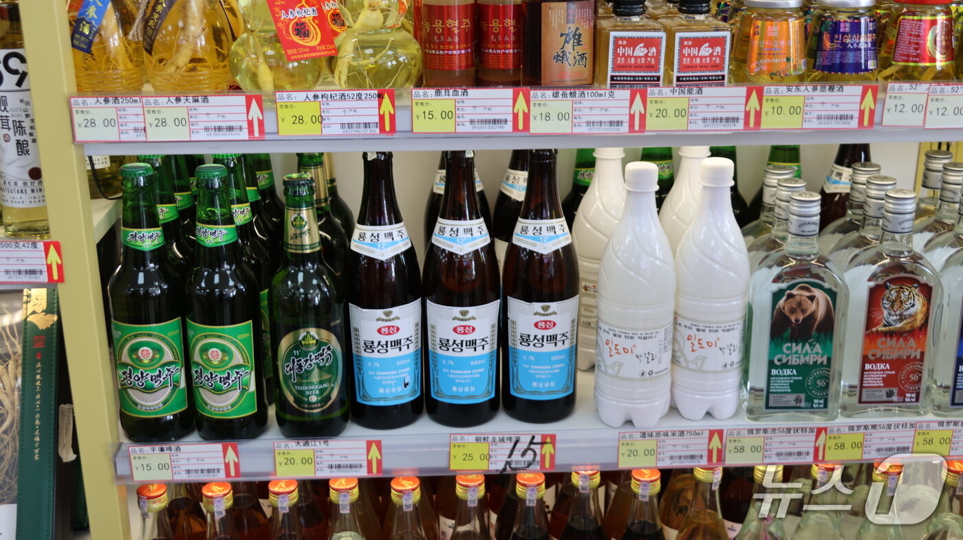 본문 이미지 - 단둥시 상점에서는 북한에서 수입된 대동강맥주, 룡성맥주 등 다양한 주류가 판매되고 있다.(필자 제공).