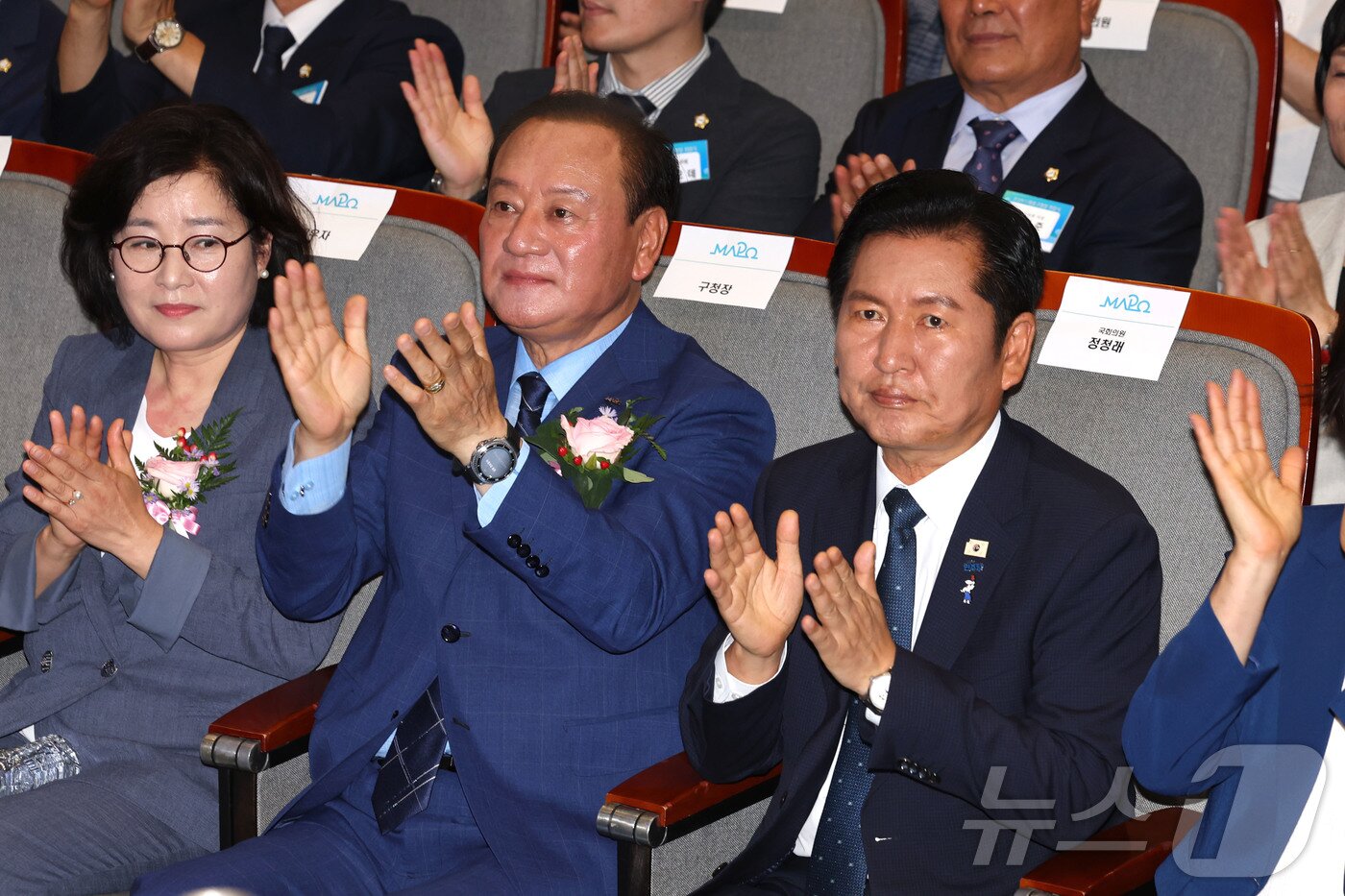 본문 이미지 - 정청래 더불어민주당 대표 후보와 유동균 마포구청장이 서울 마포구청 대강당에서 열린 유동균 구청장 취임식에서 박수를 치고 있다. 2026.7.7 ⓒ 뉴스1 이종수 기자