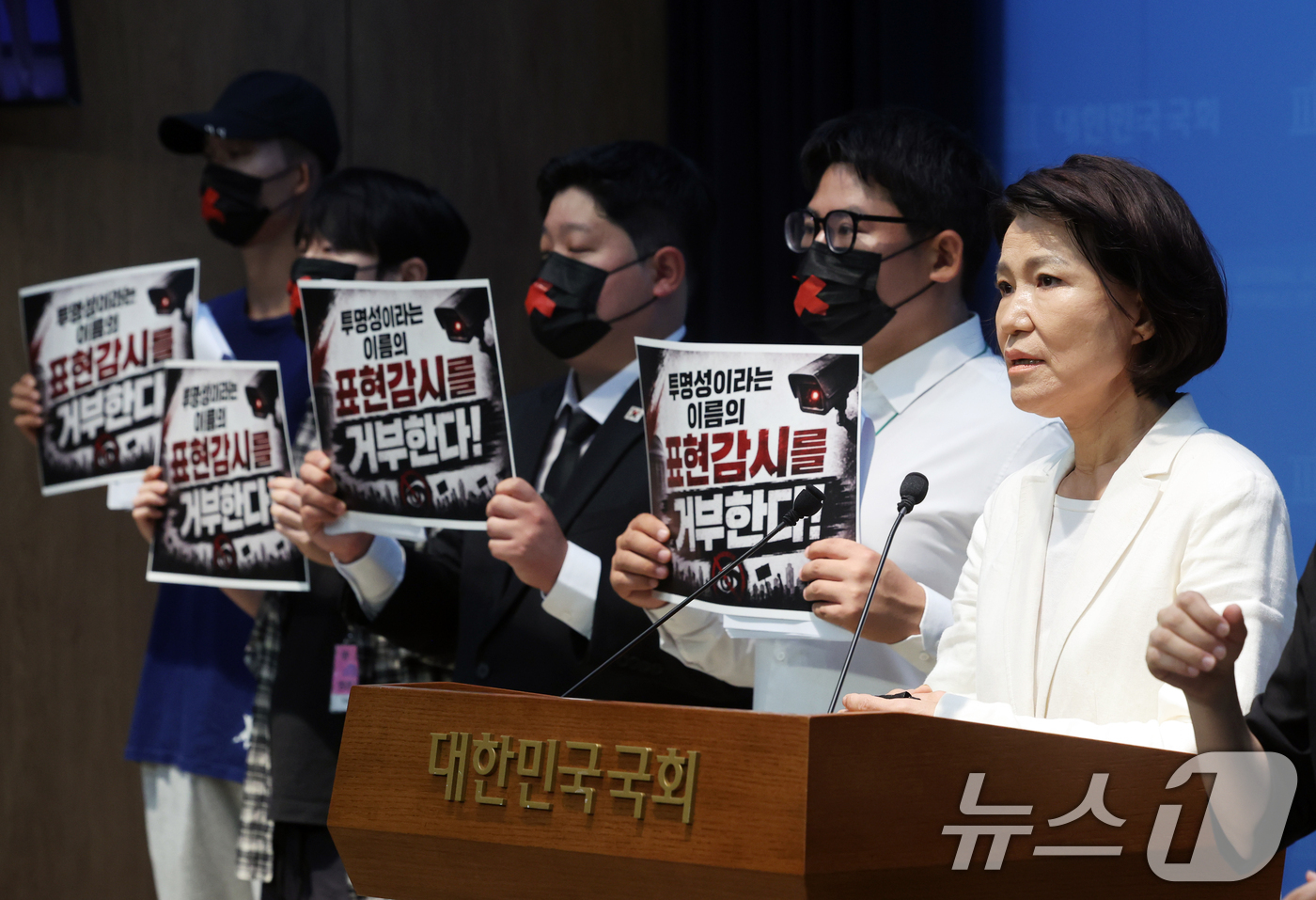 (서울=뉴스1) 황기선 기자 = 이진숙 국민의힘 의원이 7일 오후 서울 여의도 국회 소통관에서 '개정 정보통신망법' 관련 기자회견을 하고 있다.  2026.7.7/뉴스1