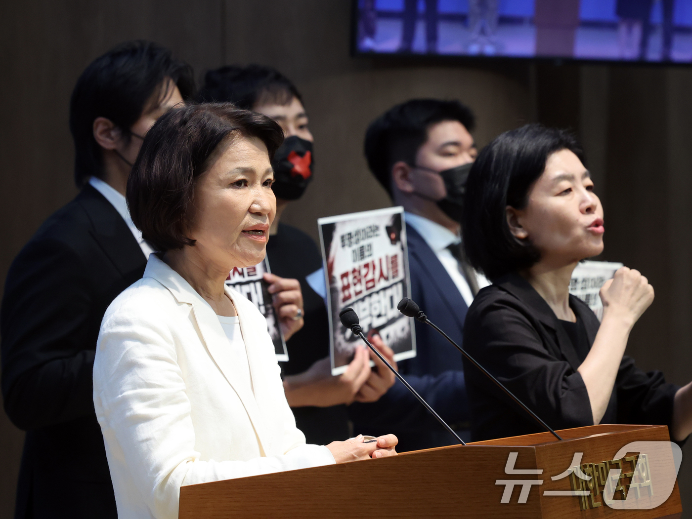 (서울=뉴스1) 황기선 기자 = 이진숙 국민의힘 의원이 7일 오후 서울 여의도 국회 소통관에서 '개정 정보통신망법' 관련 기자회견을 하고 있다.  2026.7.7/뉴스1