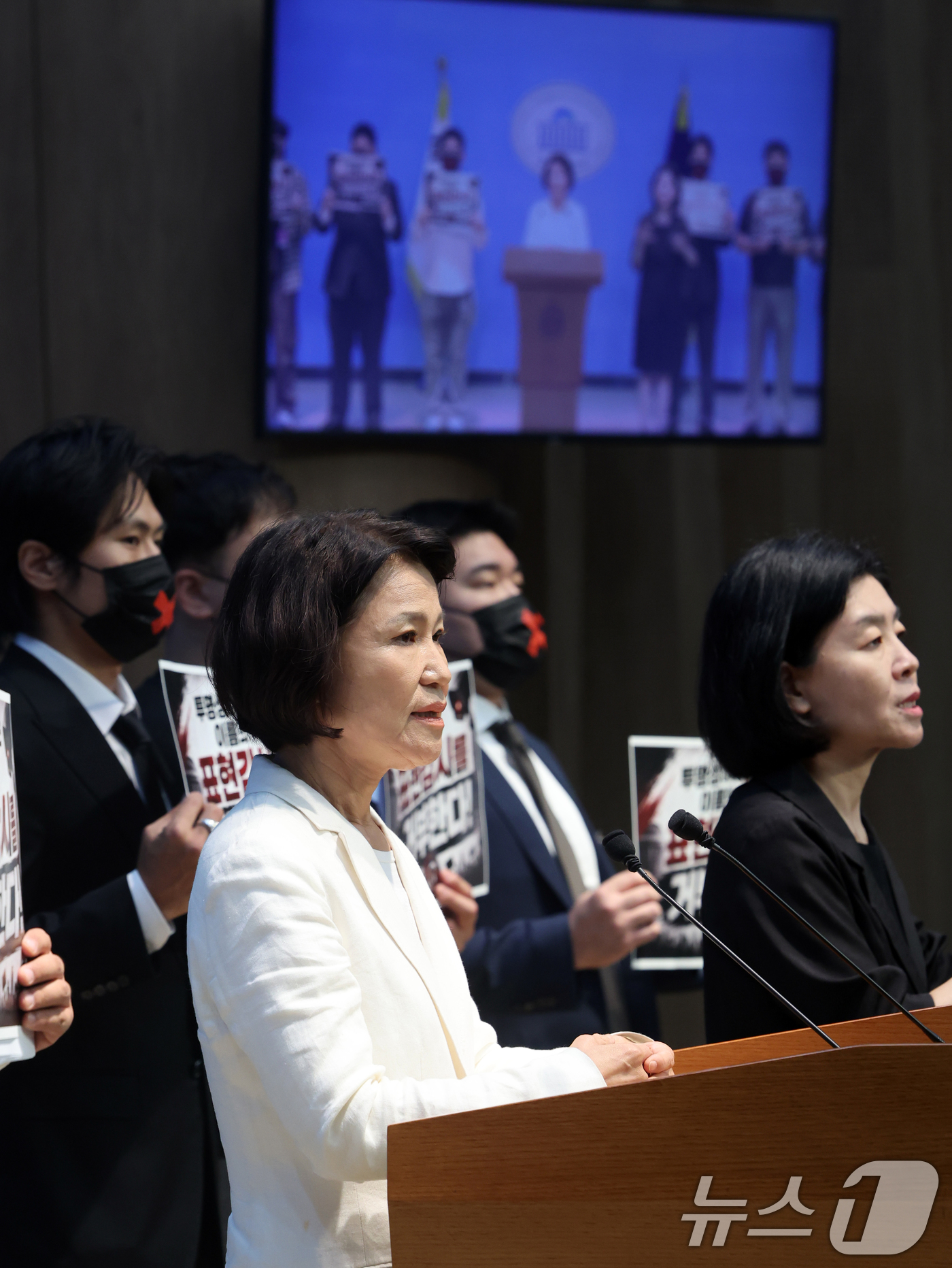 (서울=뉴스1) 황기선 기자 = 이진숙 국민의힘 의원이 7일 오후 서울 여의도 국회 소통관에서 '개정 정보통신망법' 관련 기자회견을 하고 있다.  2026.7.7/뉴스1