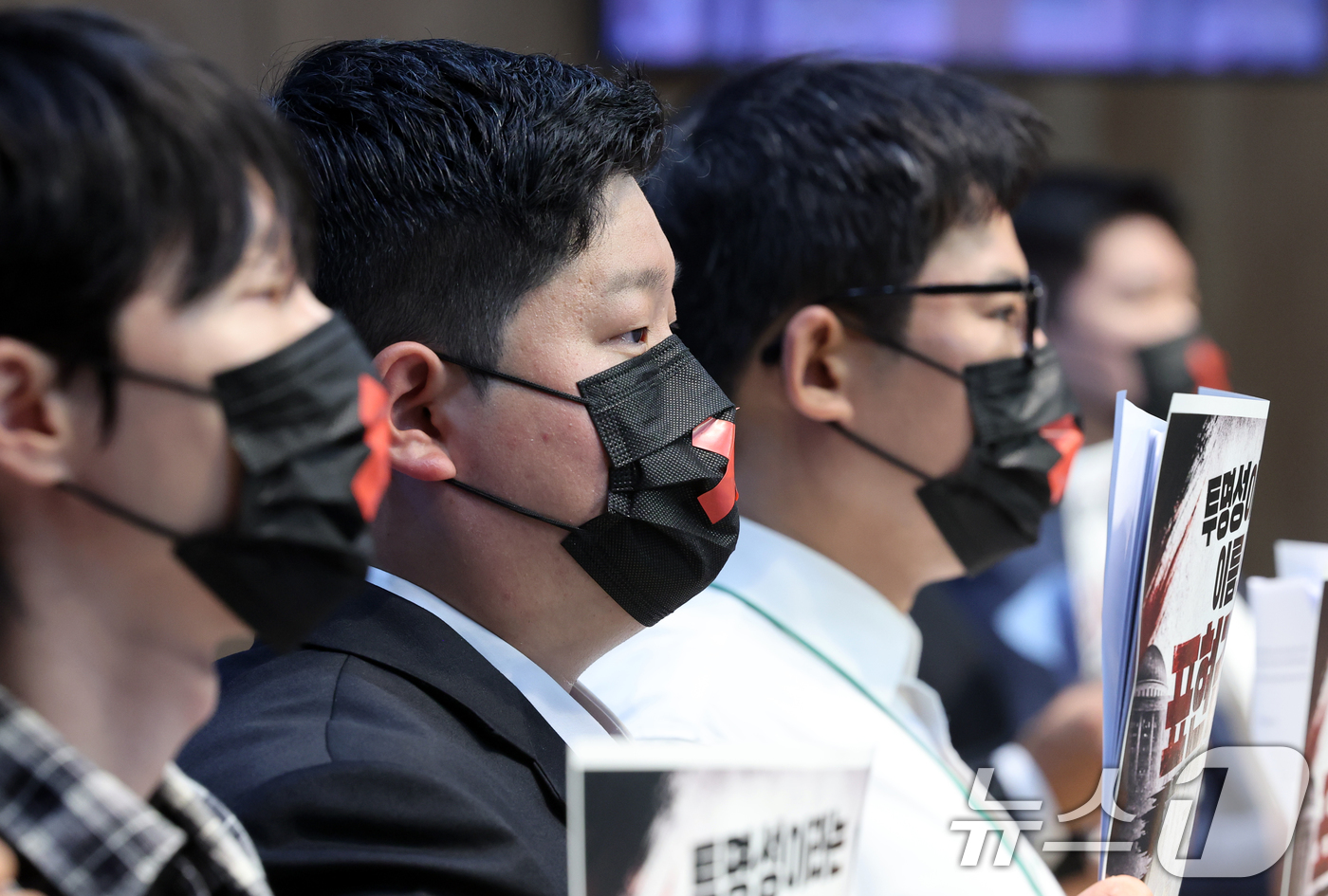 (서울=뉴스1) 황기선 기자 = 표현의자유수호청년연대 회원들이 7일 오후 서울 여의도 국회 소통관에서 '개정 정보통신망법' 관련 기자회견을 하고 있다.  2026.7.7/뉴스1