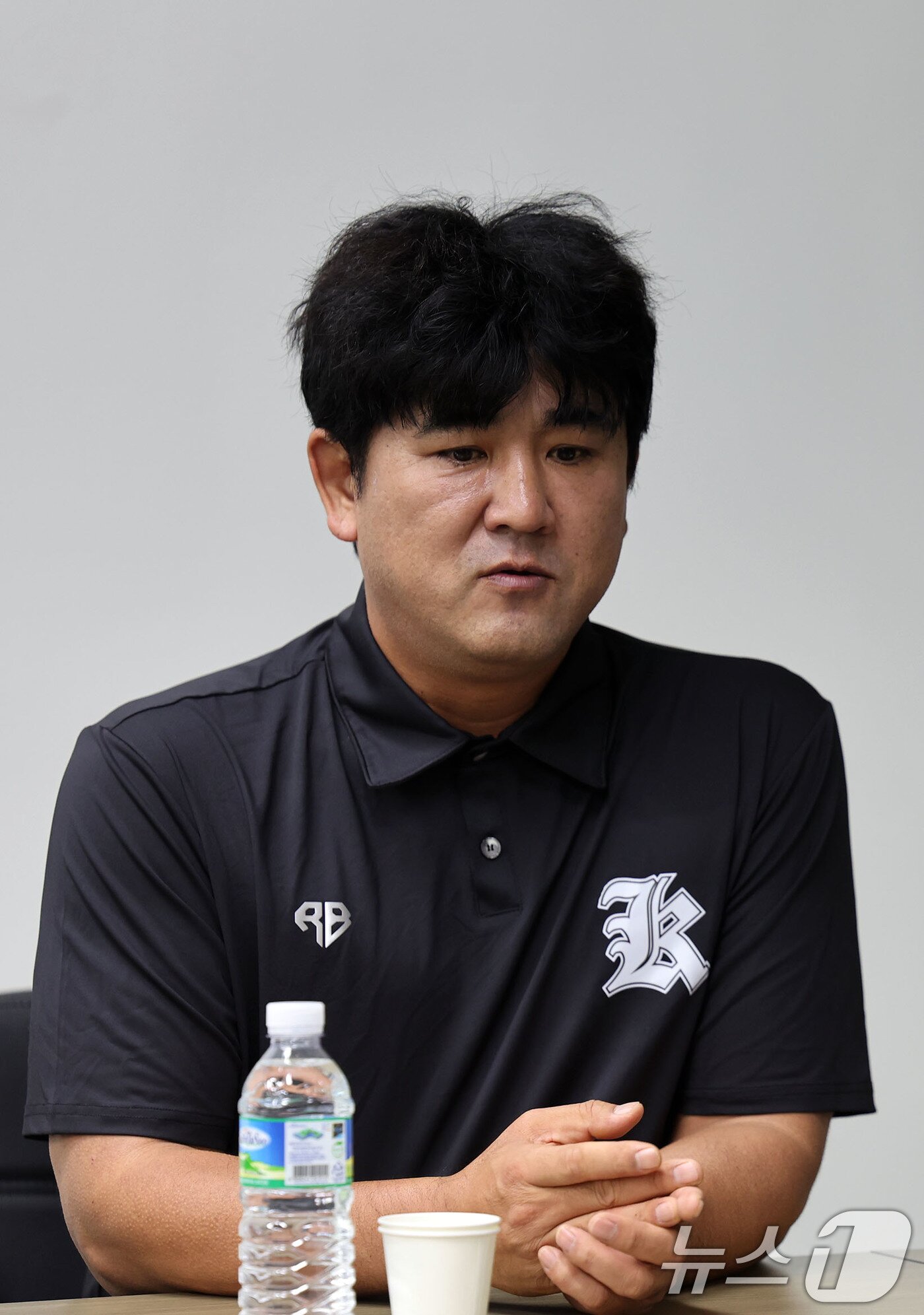 본문 이미지 - 조윤채 광주제일고 감독이 7일 전남광주특별시 광주제일고에서 배재고 야구부의 조롱성 응원 논란과 관련해 학생들에 대한 선처를 호소하는 기자회견을 하고 있다. 2026.7.7 ⓒ 뉴스1 박지현 기자