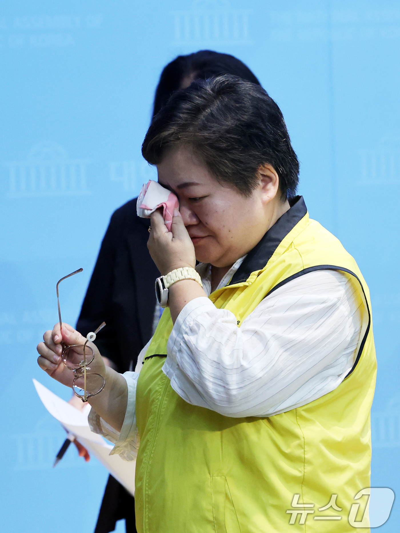 (서울=뉴스1) 황기선 기자 = 마트노조 홈플러스지부 조합원들이 7일 오후 서울 여의도 국회 소통관에서 '홈플러스 사태' 관련 기자회견을 마치고 눈물을 닦고 있다.  2026.7. …