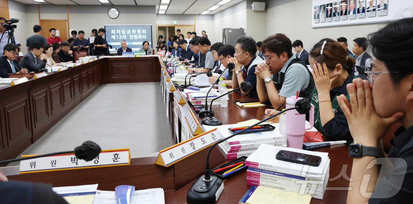 (세종=뉴스1) 김기남 기자 = 7일 세종시 정부세종청사 최저임금위원회에서 열린 2027년도 최저임금위원회 12차 전원회의에서 노·사·공익위원들이 굳은 표정으로 회의를 시작하고 있 …
