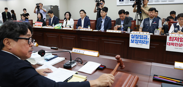 최저임금 12차 회의…노사 격차 1290원, 추가 수정안 논의 재개