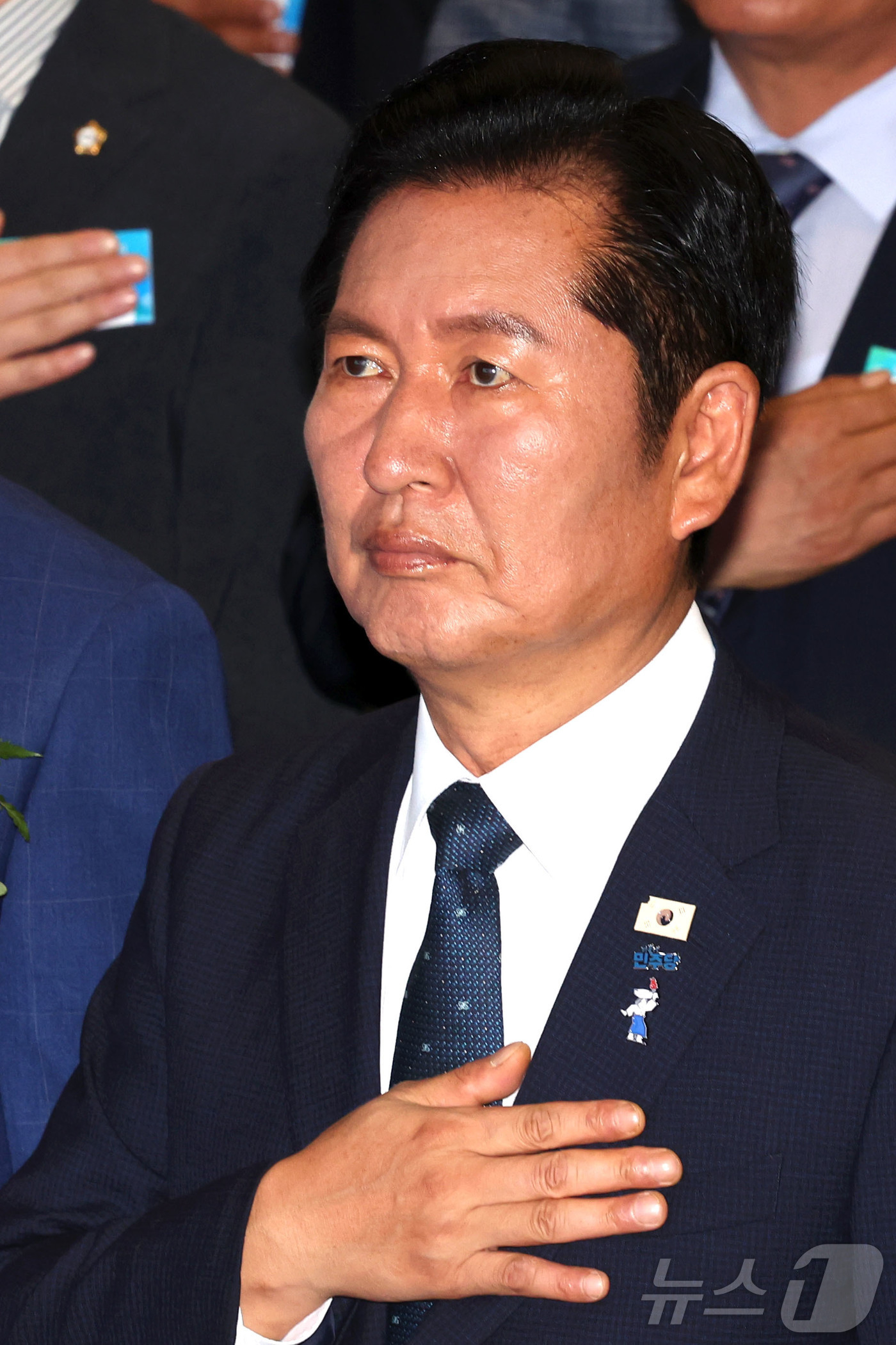 (서울=뉴스1) 이종수 기자 = 정청래 더불어민주당 전 대표가 7일 서울 마포구청 대강당에서 열린 유동균 마포구청장 취임식에서 국기에 대한 경례를 하고 있다. 2026.7.7/뉴스 …